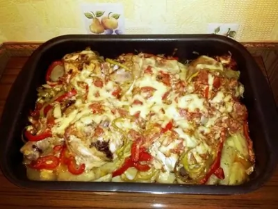 Запеченная курица в сливочном соусе с овощами и картофелем