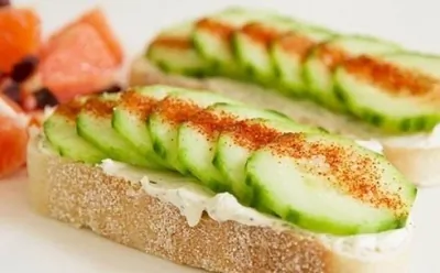 Кростини с огурцами