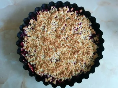 Крамбл из яблок и черной смородины