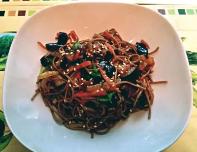 Гречневая лапша с овощами