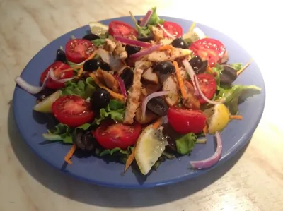 Салат с куриным стейком и итальянской заправкой