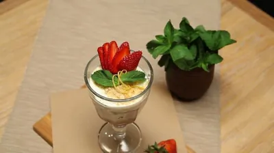 Десерт из сметаны с клубникой и медом