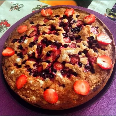 Пирог с черной смородиной и клубникой