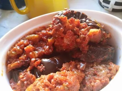 Касуле из баклажанов и кебабов под винно-овощным соусом