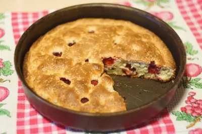 Малиновая шарлотка с сахаром и маслом