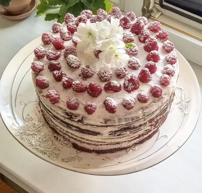 Шоколадный торт с малиной и сливочным кремом