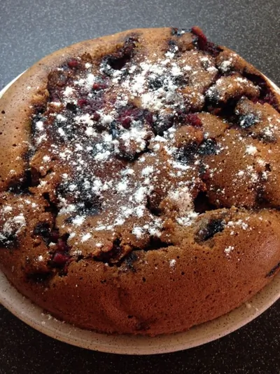 Бисквит с какао, корицей и черной смородиной в мультиварке