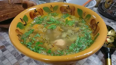 Суп с лисичками, семгой и соленым огурцом