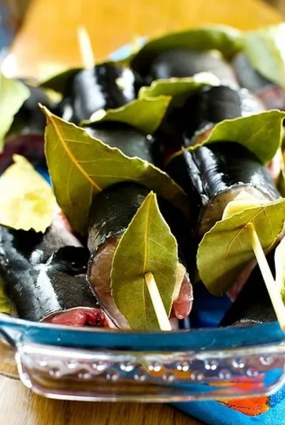 Филе трески на лавровых шпажках, с салатом из трав