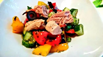 Салат с тунцом и свежими овощами