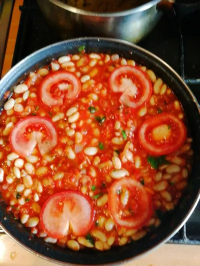 Белая фасоль с помидорами, запеченная в духовке