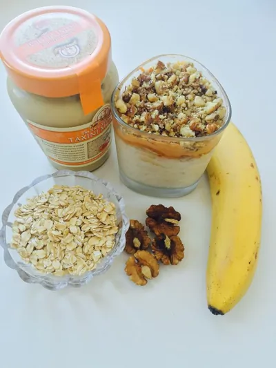Гранола с бананом и арахисовой пастой