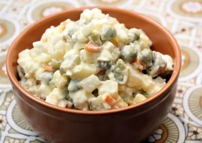 Вегетарианский оливье с жареным адыгейским сыром