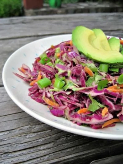 Салат из краснокочанной капусты, авокадо, сельдерея и огурцов
