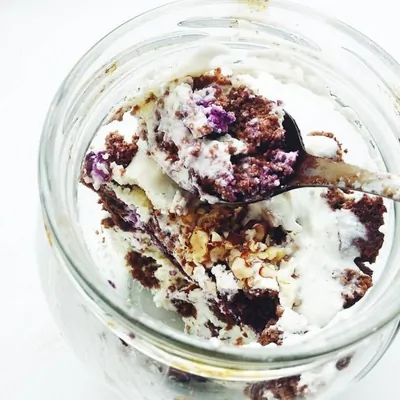 Творожно-бисквитный слоёный десерт с черникой и орехами