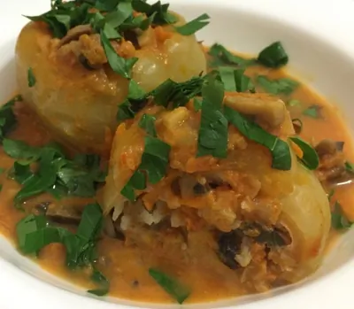 Перцы фаршированные мясом с шампиньонами в томатном соусе
