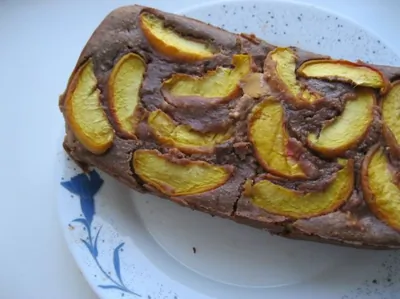 Творожный кекс с какао и персиками