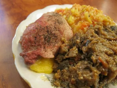 Рулетики из свинины с сыром, зеленью и персиками