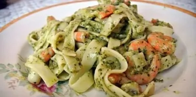 Фетучини аль денте с соусом песто и креветками