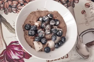 Льняная каша с голубикой и шоколадной крошкой