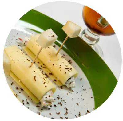 Рулетики из сыра с творогом, шоколадом и свежими фруктами