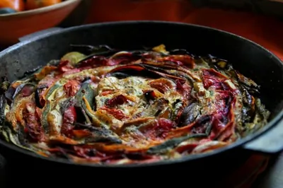 Овощная запеканка с баклажанами, сладким перцем, свеклой и помидорами