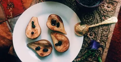 Печеные груши с изюмом и медом
