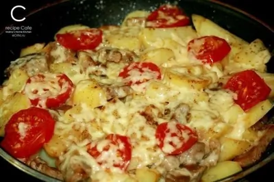 Свинина с картофелем, запеченная под сыром на сковороде «по-французски»