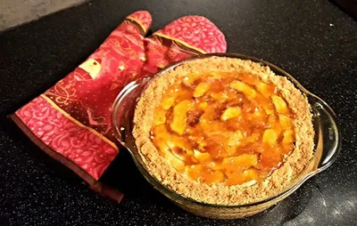 Яблочный пирог с абрикосовым джемом на корже из печенья