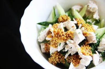 Салат из курицы и огурцов с горчичной заправкой