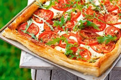 Тарт с помидорами и песто