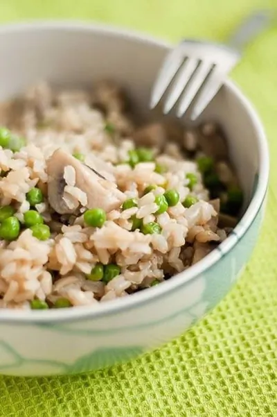 Бурый рис с грибами и зеленым горошком