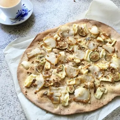 Пицца с грушей и сыром бри на тесте из цельнозерновой муки