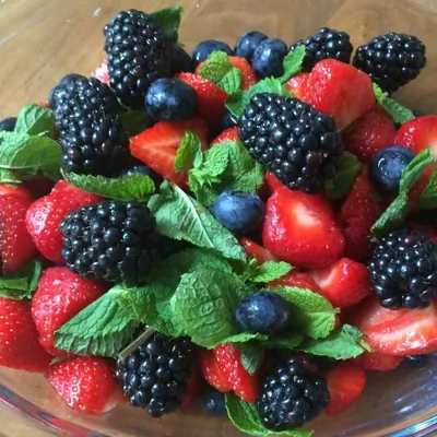 Ягодный салат с мятой