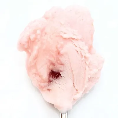 Клубничное мороженое с клубничной прослойкой