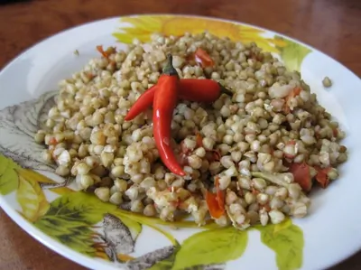 Зеленая гречка с помидорами, луком и чесноком