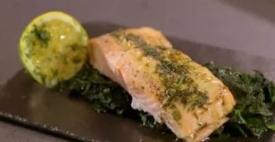 Лосось на подушке из шпината
