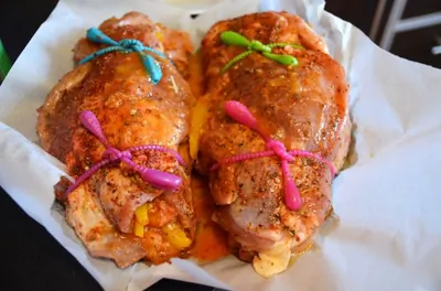 Рулет из свинины, запечённый с томатами и сладким перцем