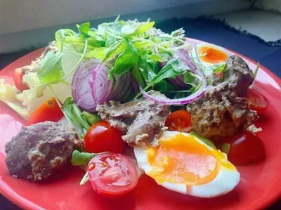 Теплый салат с куриной печенью и рукколой