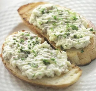 Селёдочное масло на гренках