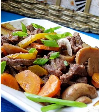 Говядина с грибами в соевом соусе на листах нори