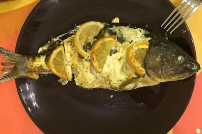Карп со сметаной, лимоном и имбирем