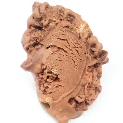 Мороженое с молочным шоколадом и конфетами KitKat