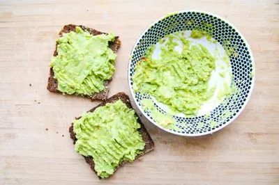 Тосты с пастой из авокадо