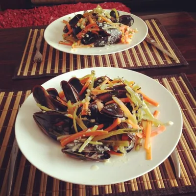 Мидии в сливочном соусе с овощами