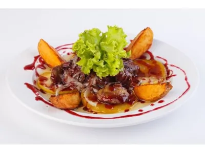 Куриная печень с яблоками в соусе из портвейна и брусники