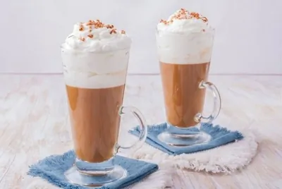 Карамельный чай с молоком и взбитыми сливками