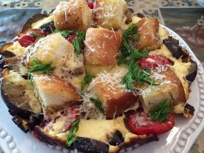 Яичница с баклажанами и белым хлебом