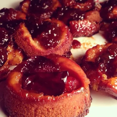 Мини-тарты со сливами в карамельном сиропе