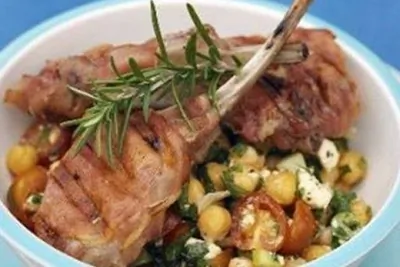 Баранина в беконе на гриле с салатом из овощей и козьего сыра